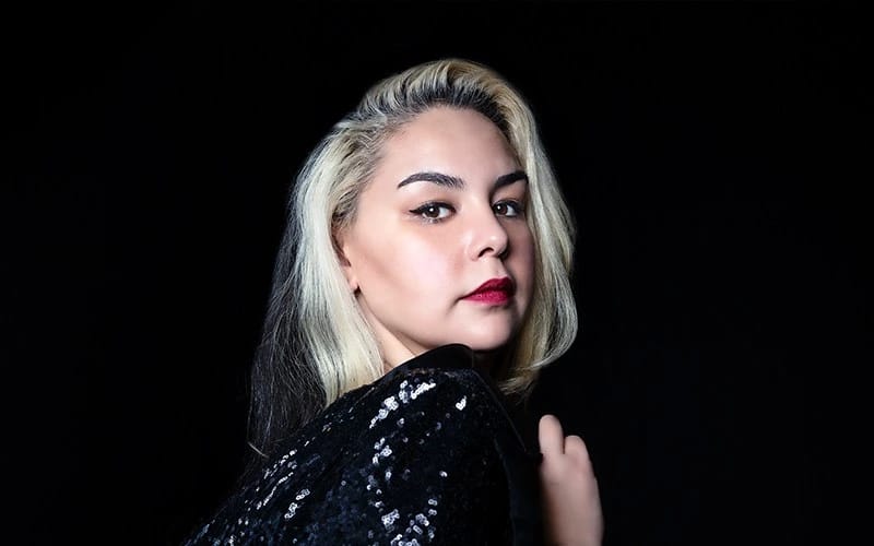 Bengüsu Özkaya Retro Night Series IV