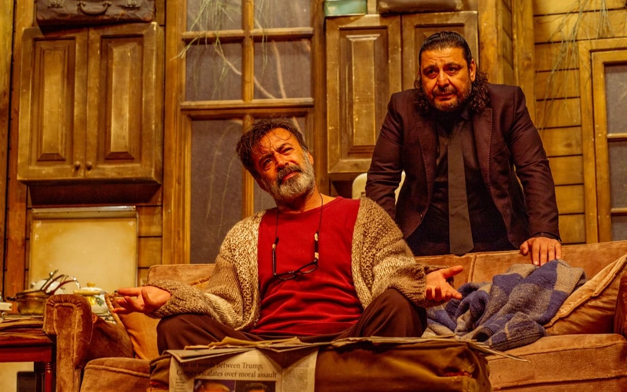 Halktan Biri - Travis Pine