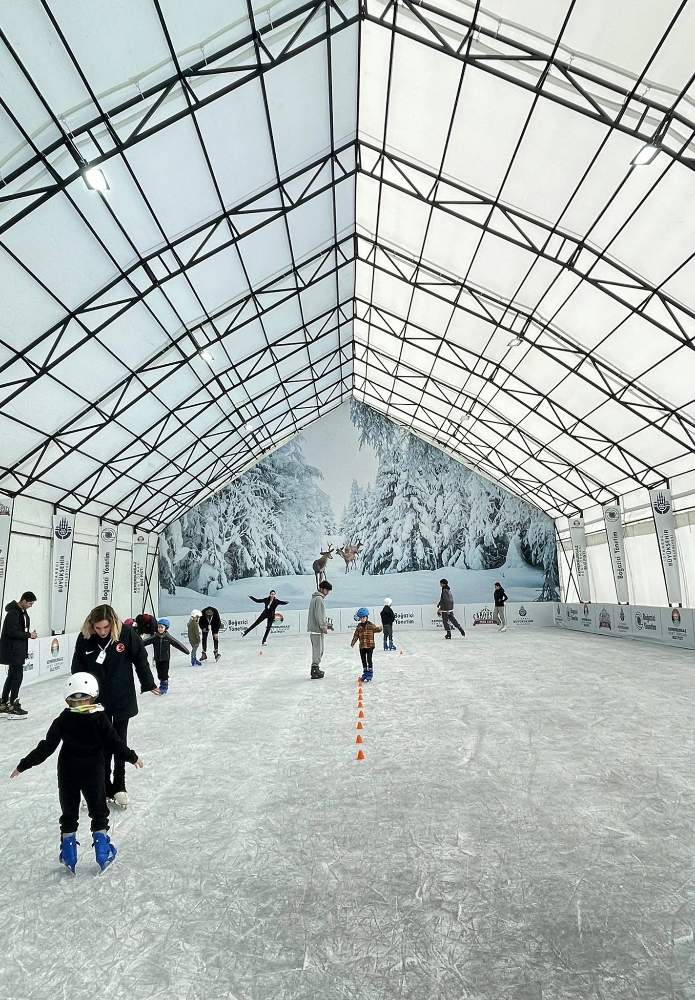 Icerink Kemerburgaz Buz Pisti