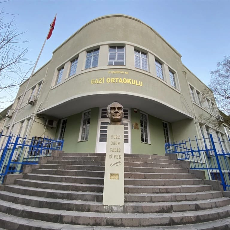 Alsancak Gazi Ortaokulu Sahnesi mekan logosu