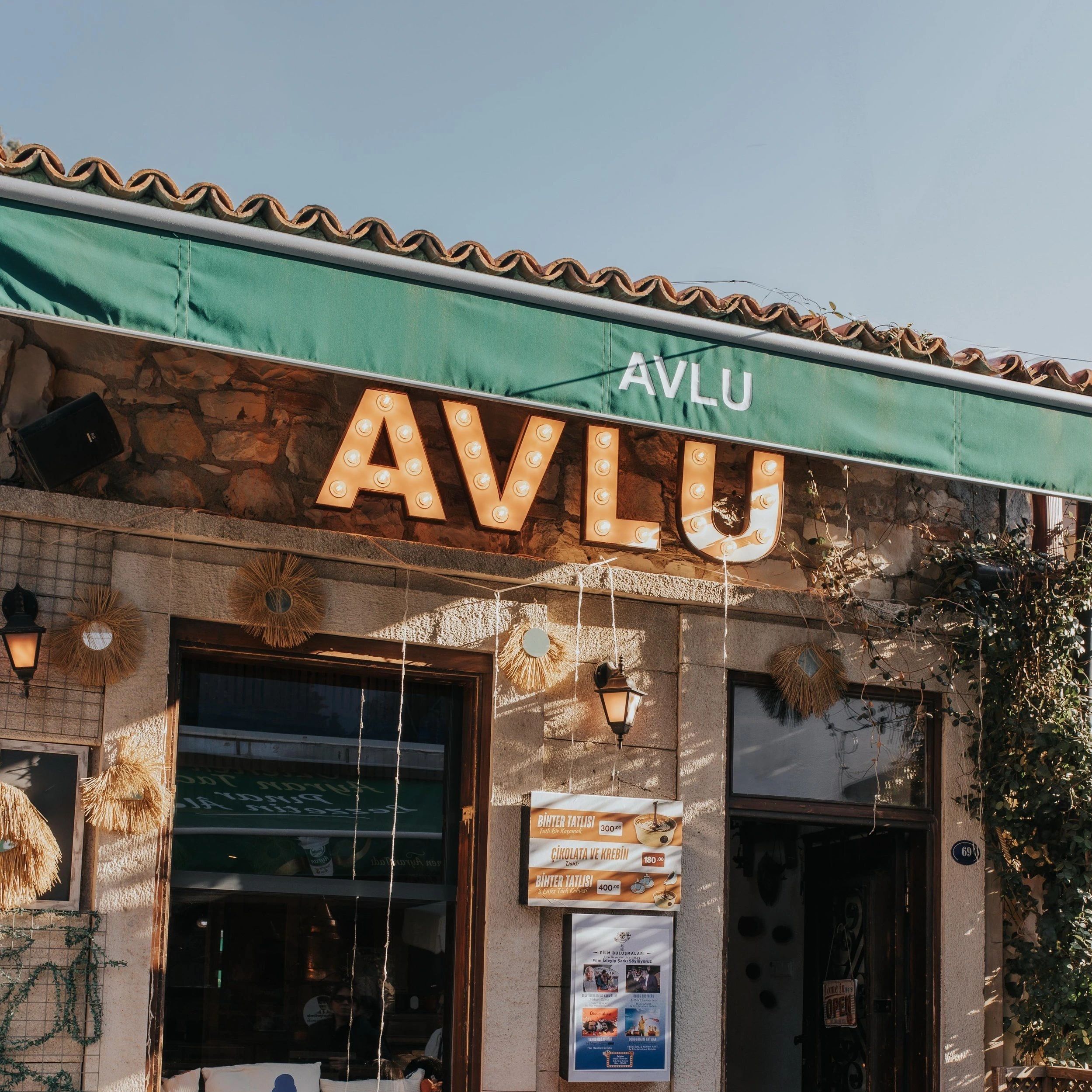 Avlu Urla mekan logosu