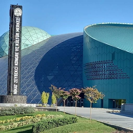 Nihat Zeybekçi Kongre ve Kültür Merkezi - Özay Gönlüm Salonu mekan logosu