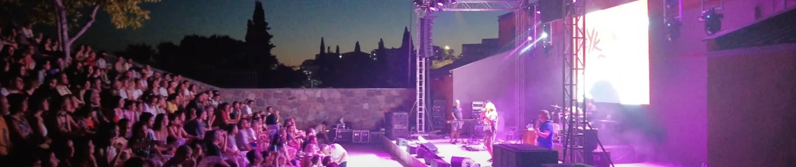 Urladam Ağaçlı Sahne görseli