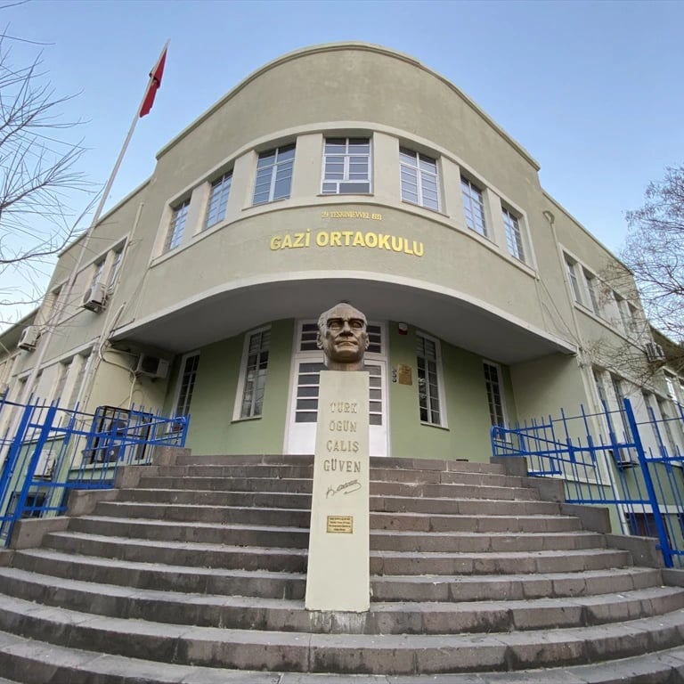 Alsancak Gazi Ortaokulu Sahnesi mekan logosu