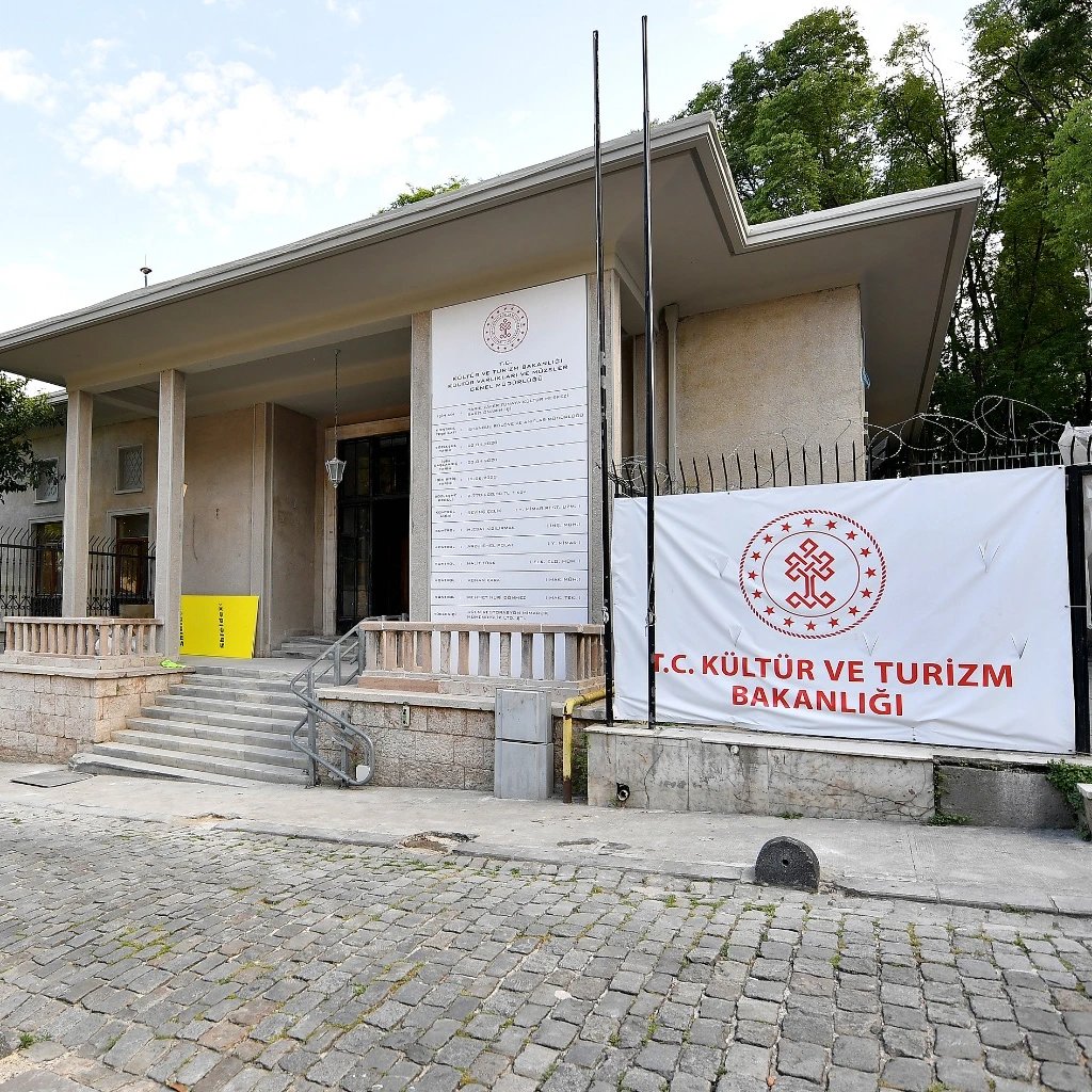 Tarık Zafer Tunaya Kültür Merkezi mekan logosu