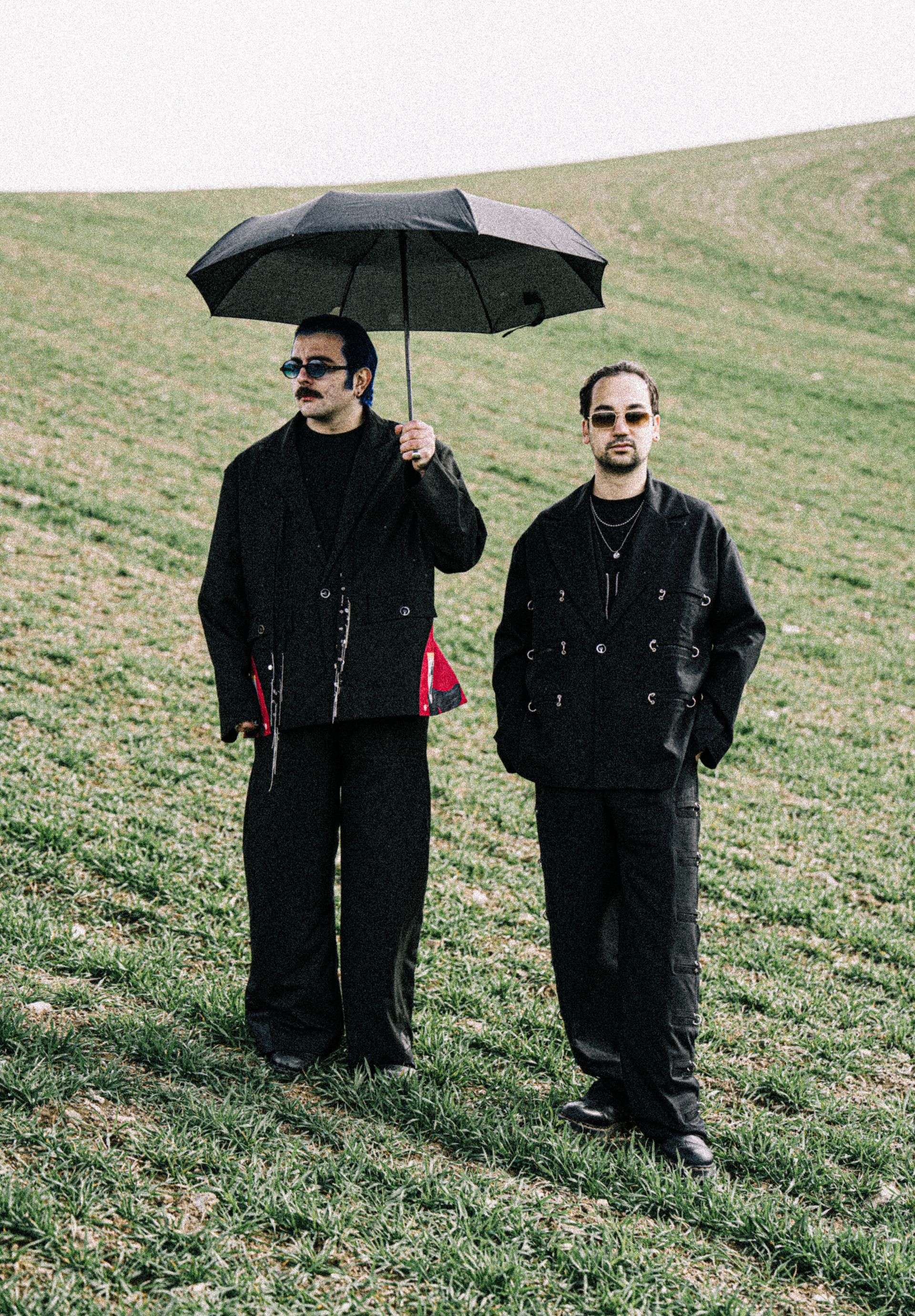 Perdenin Ardındakiler 