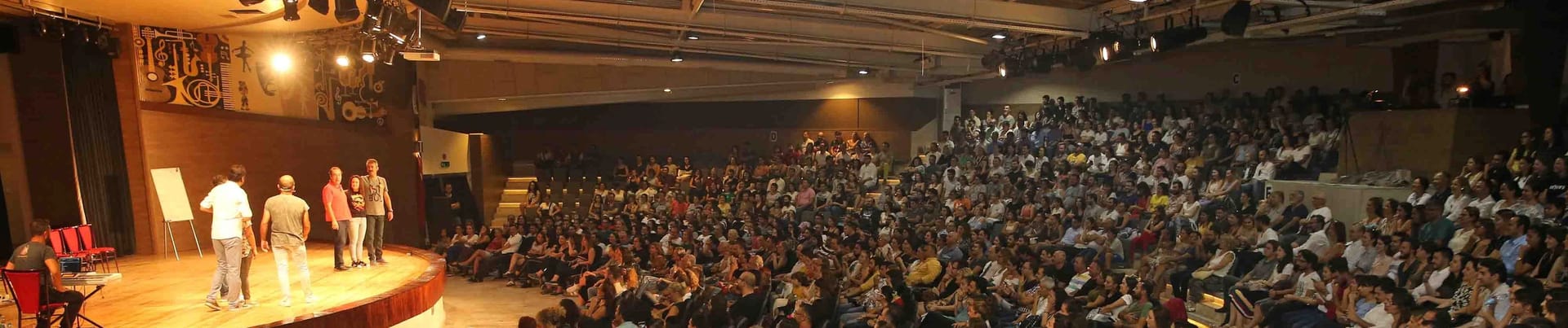 Bostanlı Suat Taşer Tiyatrosu görseli