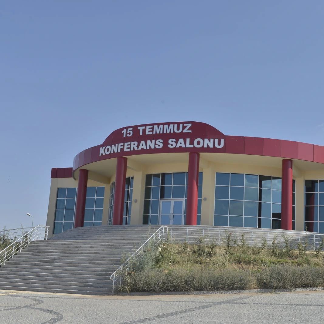 Karamanoğlu Mehmet Bey Üniversitesi 15 Temmuz Konferans Salonu görseli