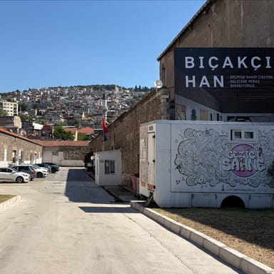Tarihi Bıçakçı Hanı görseli