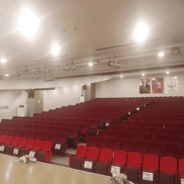 Çiğli Belediyesi Fakir Baykurt Salonu