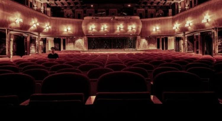 Tiyatro ve Sinema Arasındaki Farklar & Benzerlikler Nelerdir?