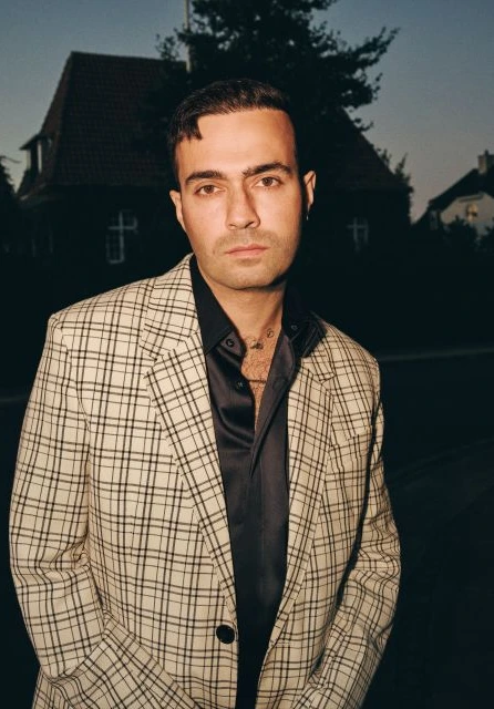 Mert Demir sanatçı fotoğrafı