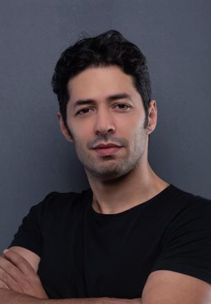 Mert Fırat sanatçı fotoğrafı