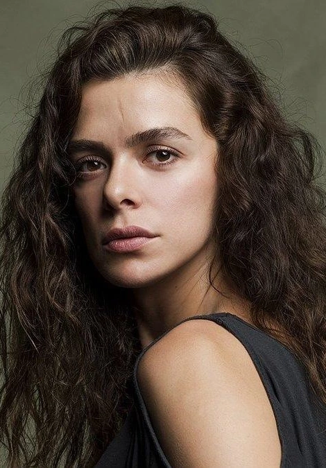 Özge Özpirinçci sanatçı fotoğrafı