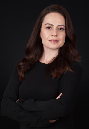 Özlem Türay sanatçı fotoğrafı