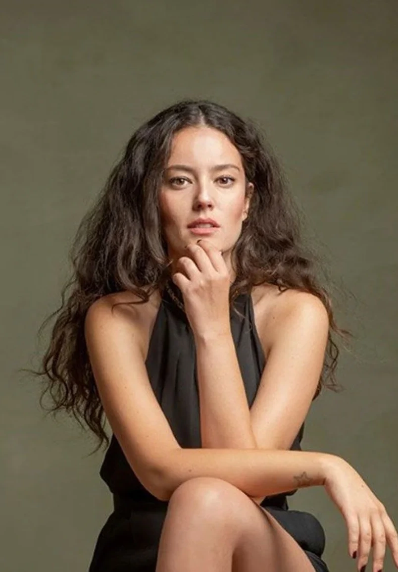 Pelin  Akil sanatçı fotoğrafı