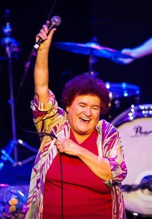 Selda Bağcan sanatçı fotoğrafı