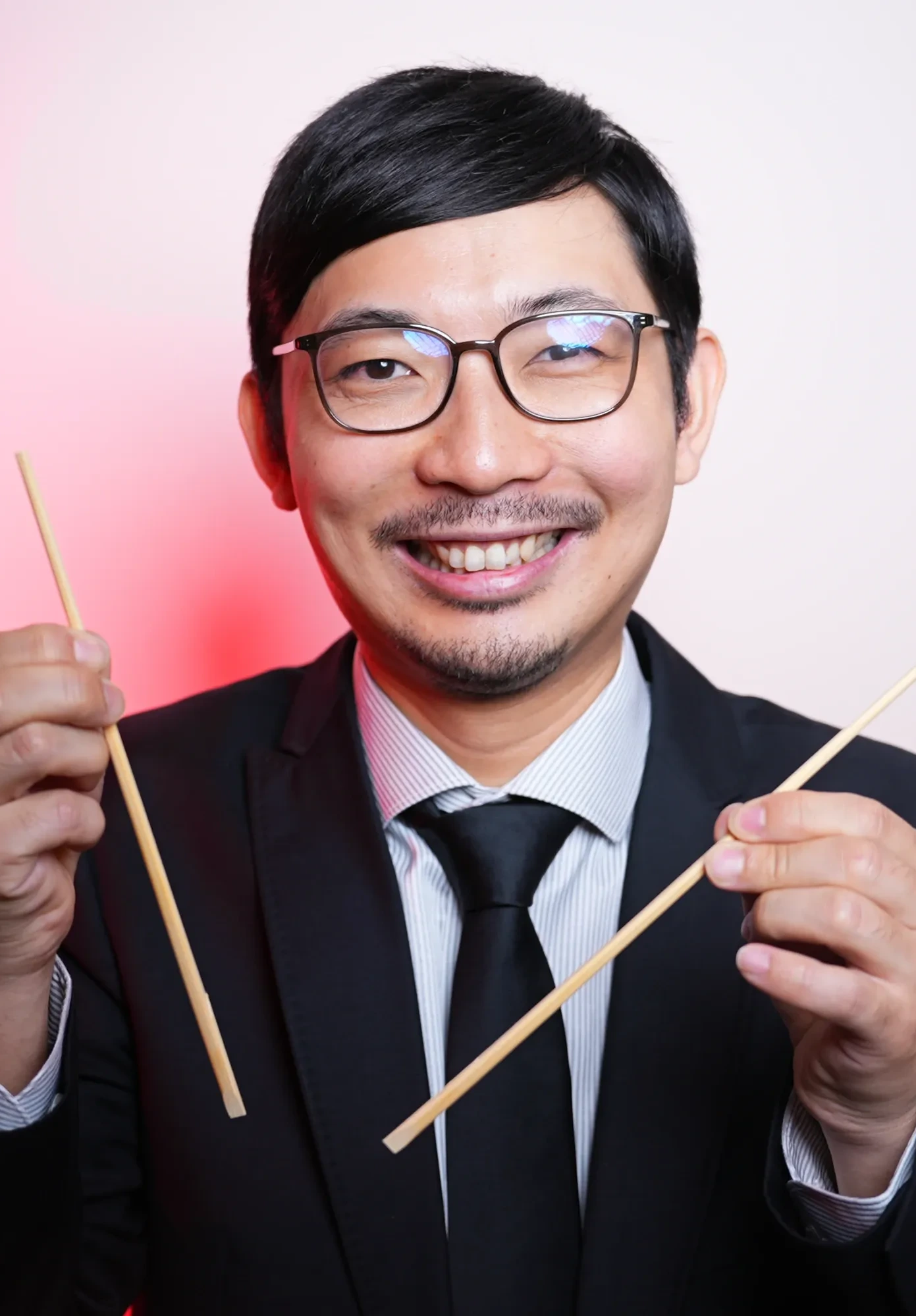 Yoshi Enomoto sanatçı fotoğrafı