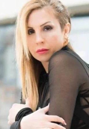 Zeynep Dizdar sanatçı fotoğrafı